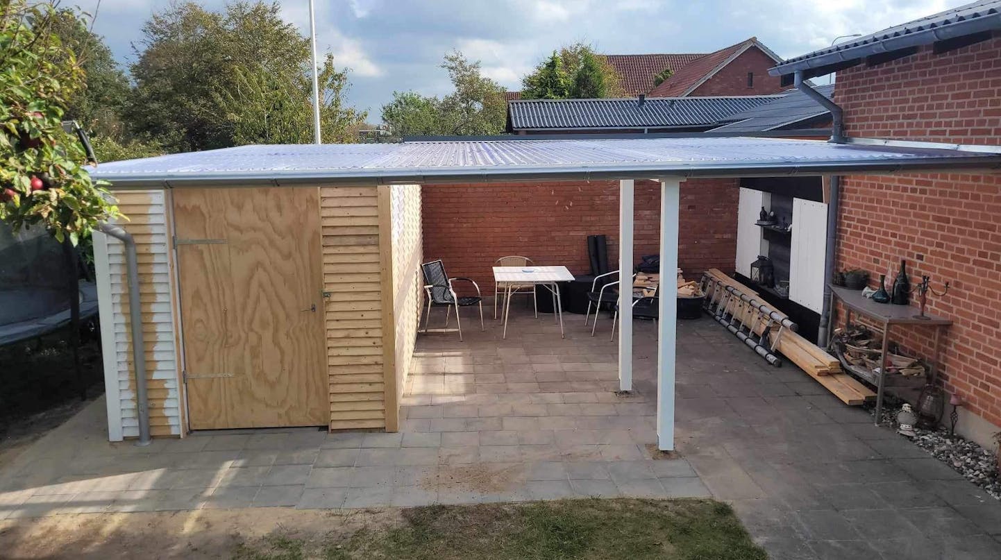 Overdækket terrasse med skur Overdækket terrasse med skur